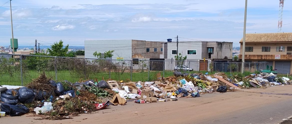 Descaso com o meio ambiente lixo espalhado pelas ruas gera preocupação