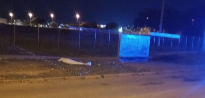 Homem é morto a facadas em parada de ônibus no Areal