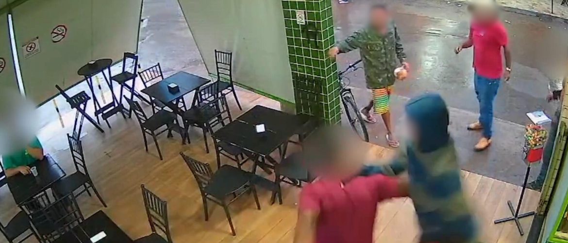 Homem é esfaqueado e fica com faca cravada nas costas durante briga
