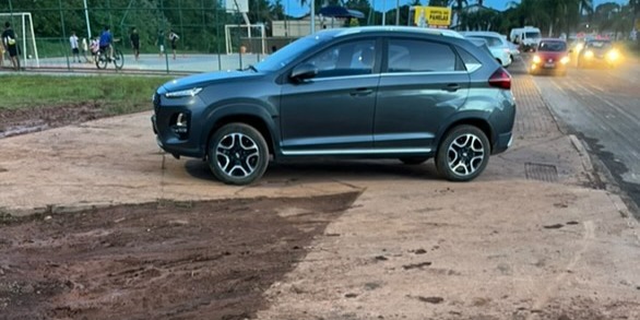 Estacionamento irregular em calçadas compromete a mobilidade em Arniqueira