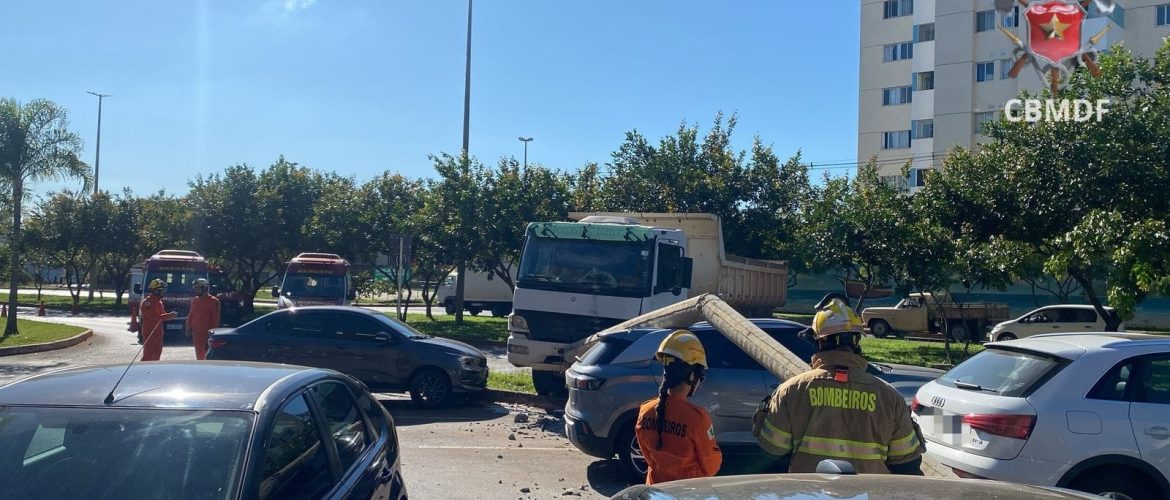 Caminhão colide com poste e estrutura cai sobre carro estacionado no Areal