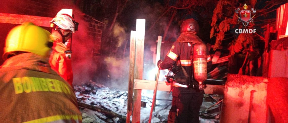 Casa pega fogo no Areal e mobiliza Corpo de Bombeiros
