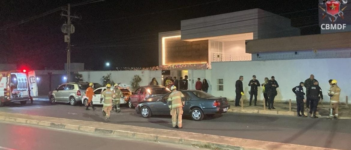 Na madrugada deste domingo (20), o Corpo de Bombeiros Militar do Distrito Federal (CBMDF) atendeu uma ocorrência de acidente de trânsito na QS 06, Avenida Águas Claras, ao lado do posto da Polícia Militar, no Areal, região administrativa de Arniqueira.