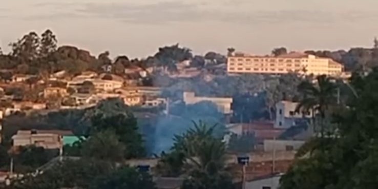 Fumaça e fuligem: moradores de Arniqueira pedem fim das queimadas em lotes e quintais