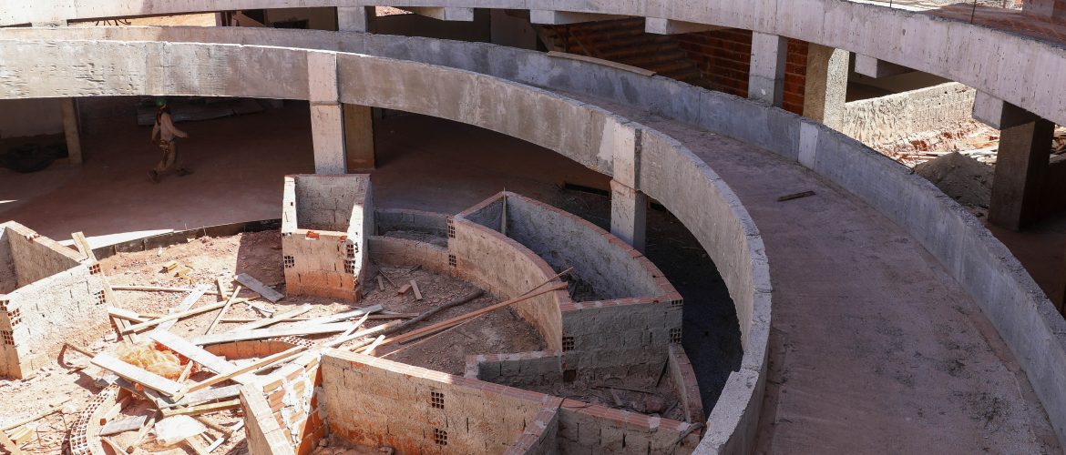 Obra da nova escola de Arniqueira avança e entra na fase de acabamento
