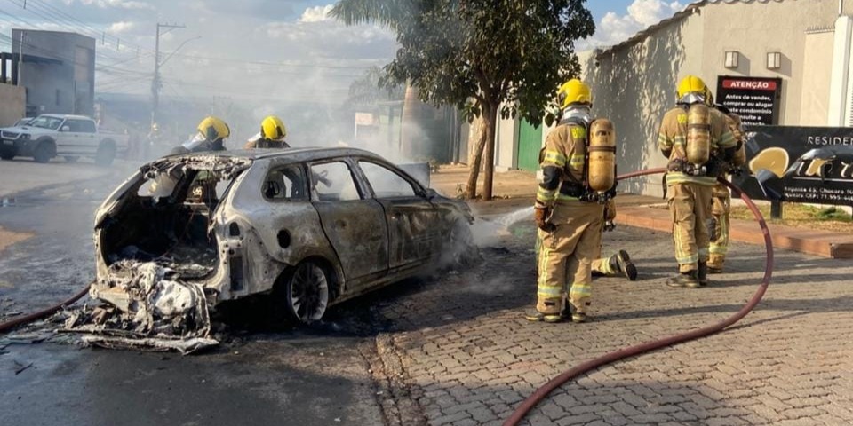 Incêndio atinge veículo no Setor Habitacional Arniqueira