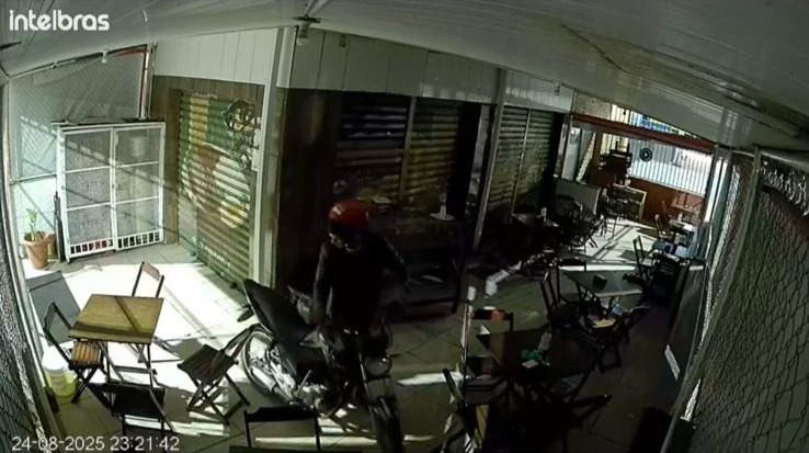 Homem invade lanchonete e furta moto no Areal
