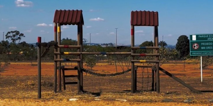 Moradores reclamam de falta de manutenção no parquinho do Parque do Areal