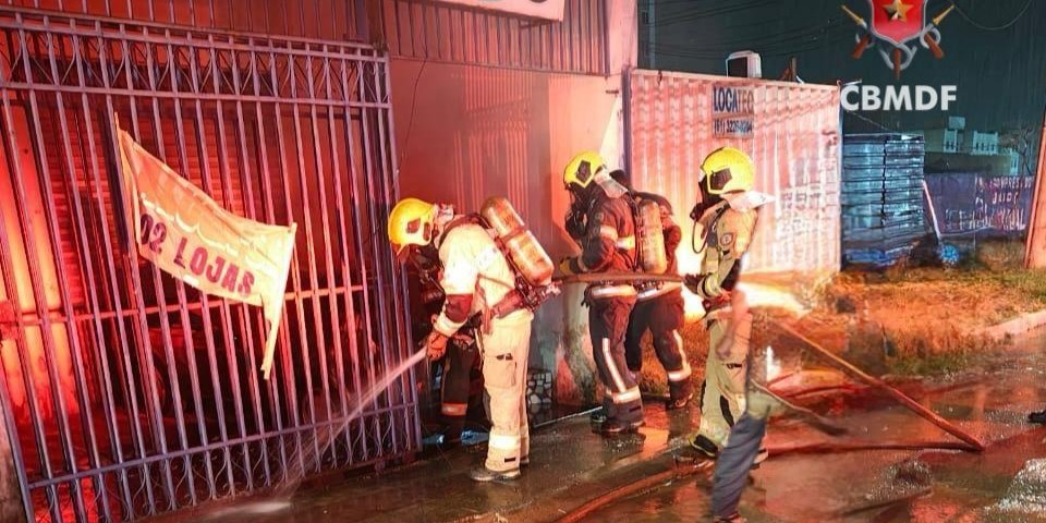 Bombeiros controlam incêndio em veículo dentro de residência no Areal