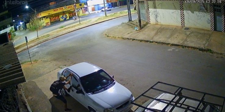 Câmeras registram homem arrombando veículo no Areal