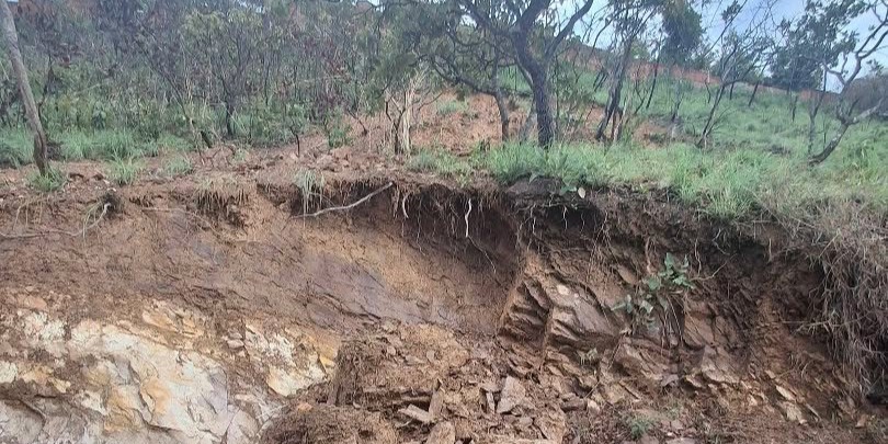 Deslizamento de terra atinge casas em Arniqueira e deixa famílias desabrigadas