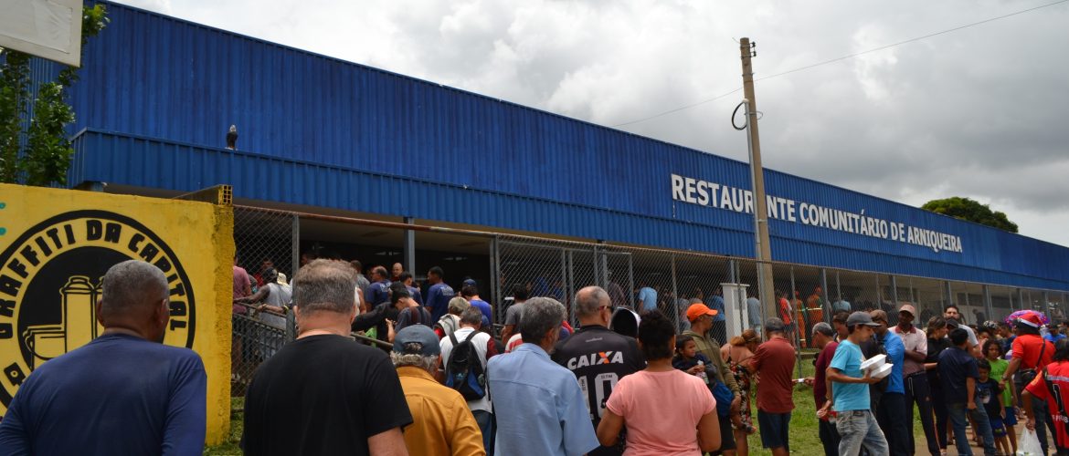 Almoço de Natal no Restaurante Comunitário de Arniqueira reúne mais de 3 mil pessoas