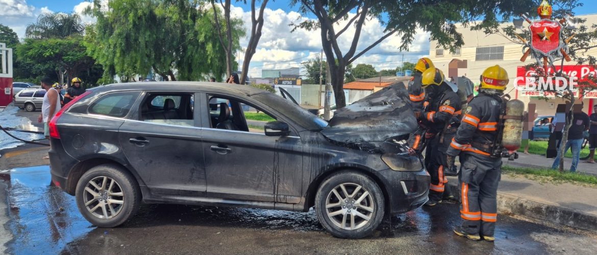 Incêndio em carro mobiliza Corpo de Bombeiros em Arniqueira