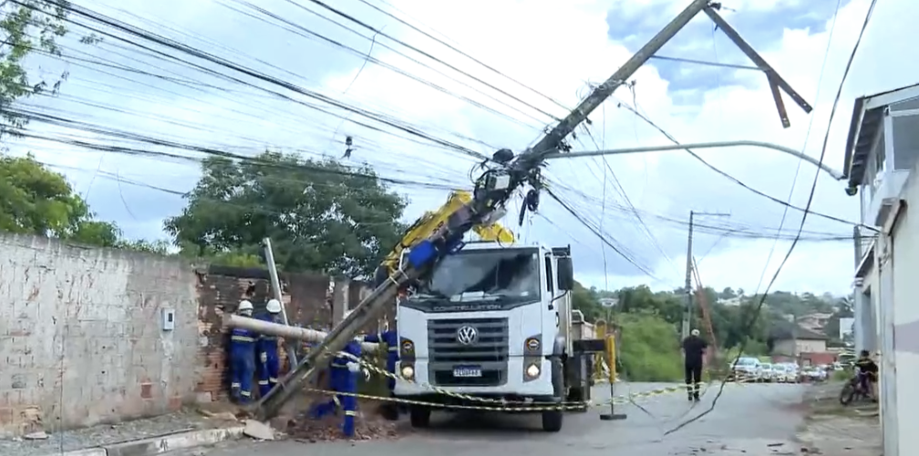 Poste cai após caminhão arrancar fiação em Arniqueira