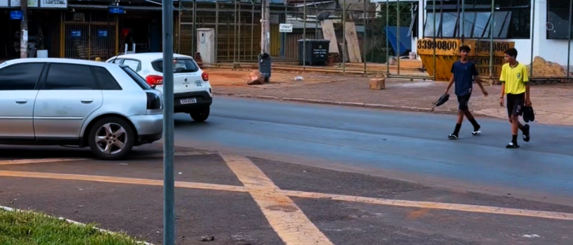 Falta de faixas de pedestres após recapeamento coloca moradores em risco em Arniqueira