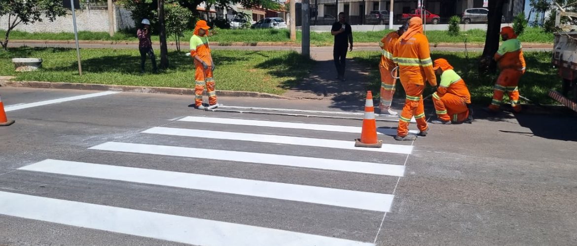 Faixas de pedestres são repintadas em duas avenidas em Arniqueira