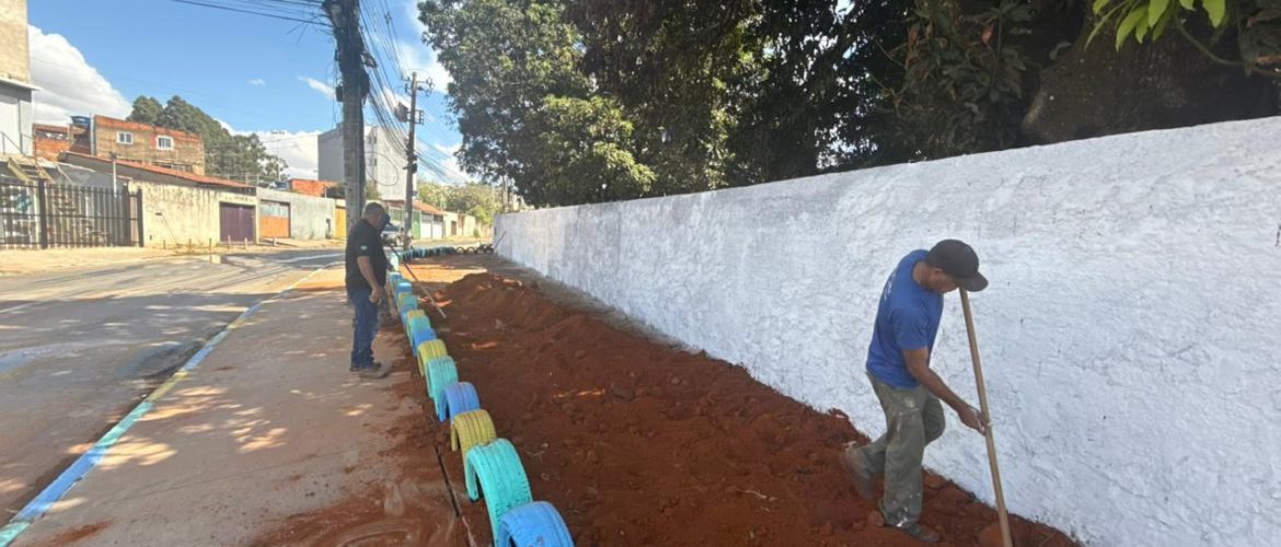 Em clima de copa do mundo administração regional transforma espaço público e calçada no areal