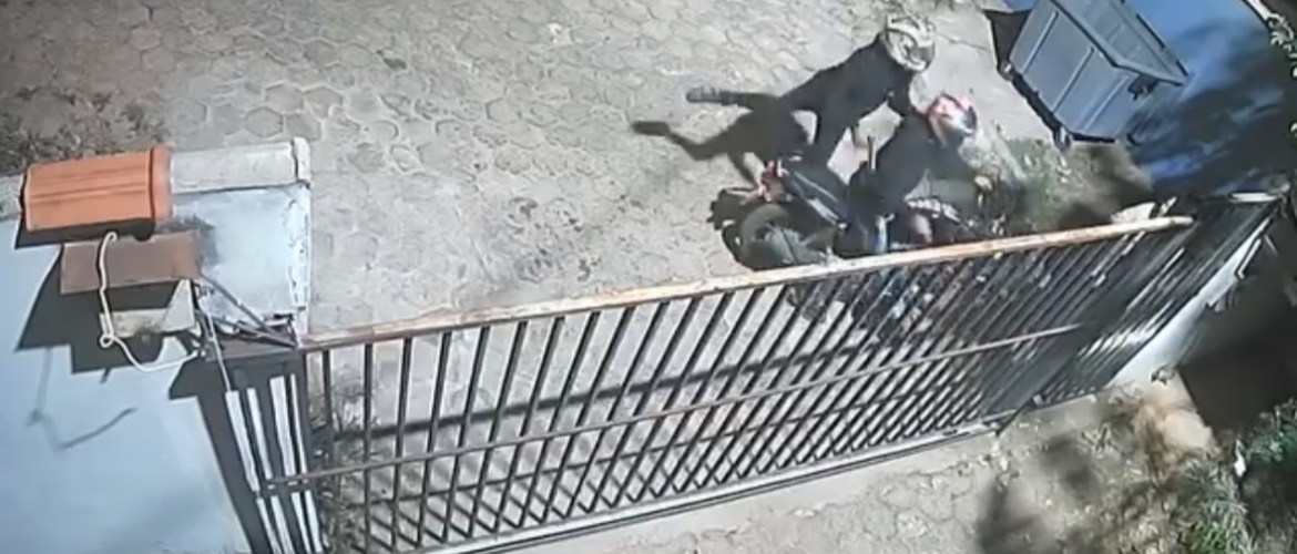 Criminosos armados roubam bolsa de mulher em frente a condomínio de Arniqueira