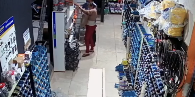 Câmeras de segurança flagraram casal furtando mercadorias em loja no Areal