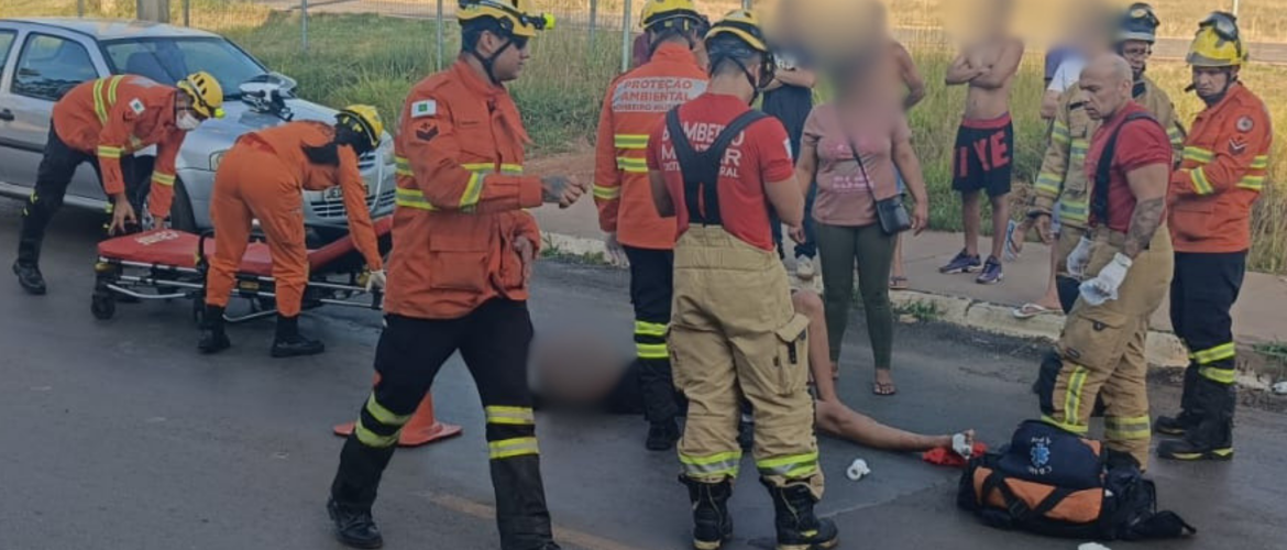 Colisão entre carro e moto deixa motociclista ferido em Arniqueira