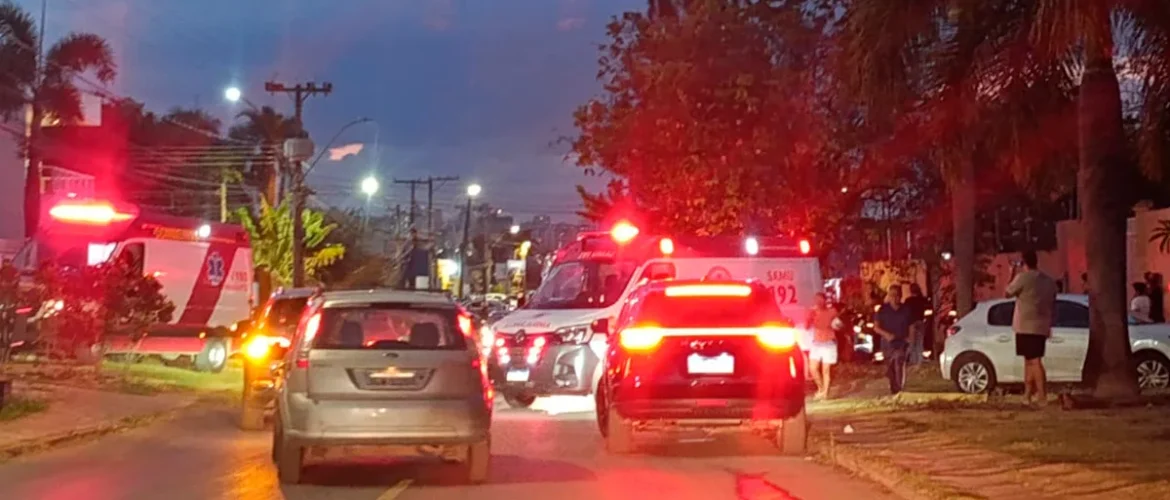 Bombeiros reanimam homem após colisão contra árvore em Arniqueira