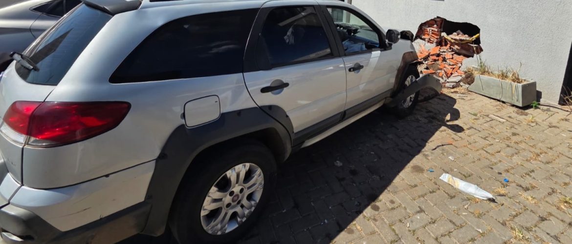 Carro perde o controle e bate contra muro de imobiliária em Arniqueira